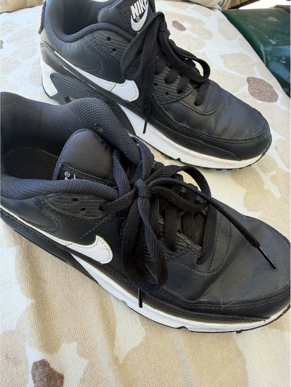 Nike Air Lace-Up Tennis shoes Black/White youth kids sz 6.5 womans sz 8